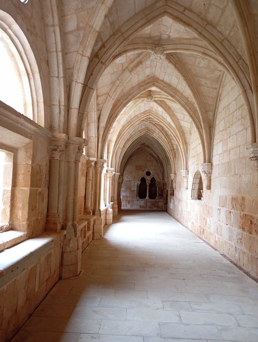 Aquests dies hem viatjat cap a Guadalajara. De camí, hem visitat el monestir cistercenc de Santa María de Huerta. Aquí, el claustre
