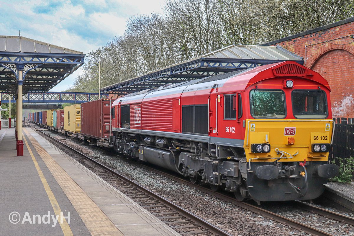 holtona72's tweet image. A shiny red shed through Melton Mowbray yesterday. @DBCargoUK 66102 heading west with 4M82 Felixstowe North to East Midlands Gateway #DBcargo #ShedWatch #Class66 #SaturdayShed 18/4/25
