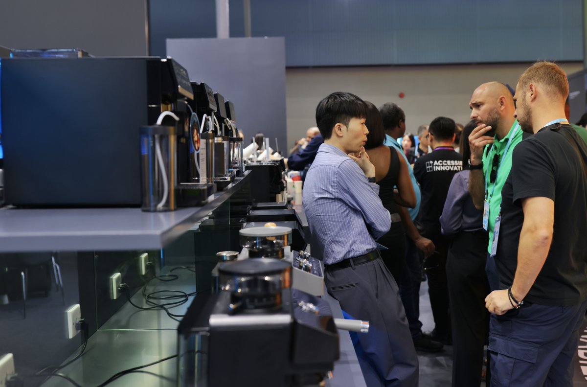 iGuangdong's tweet photo. A new highlight of the 137th @cantonfair is the service robot section.✨ Of the 46 exhibitors, 16 are from #Guangdong, presenting a variety of robots such as humanoid, surgical, and bionic companion pet robots. To read more: https://t.co/BaMa5KOUhM!🙌 #OnInGD https://t.co/wbT01GhjTP