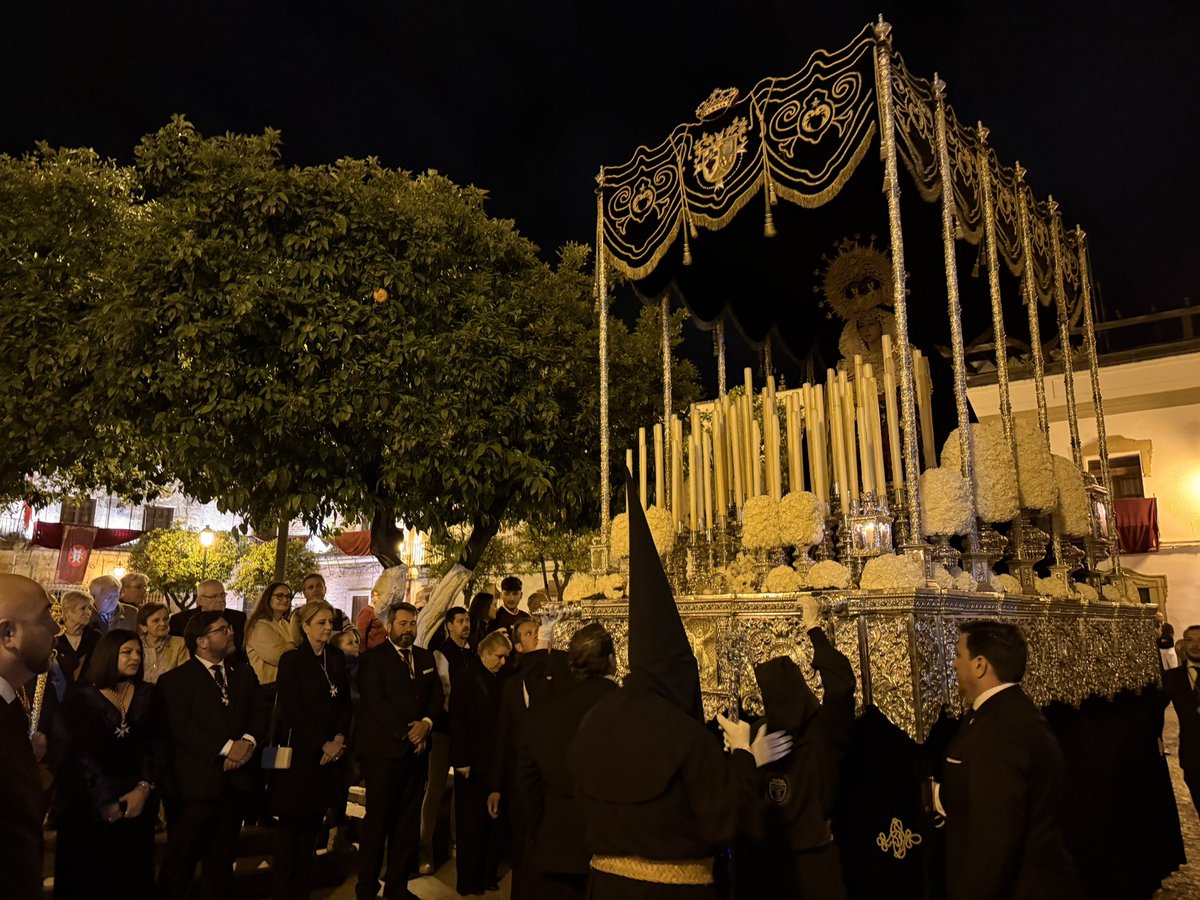 ➡️ Imágenes del paso del <a href="/cristoamorlora/">HH Cristo Amor Lora</a> en la noche del viernes 18 de abril, Viernes Santo, por la Plaza de España; la comitiva municipal estuvo encabezada por el alcalde <a href="/antonioenamorao/">Antonio Enamorado</a>.