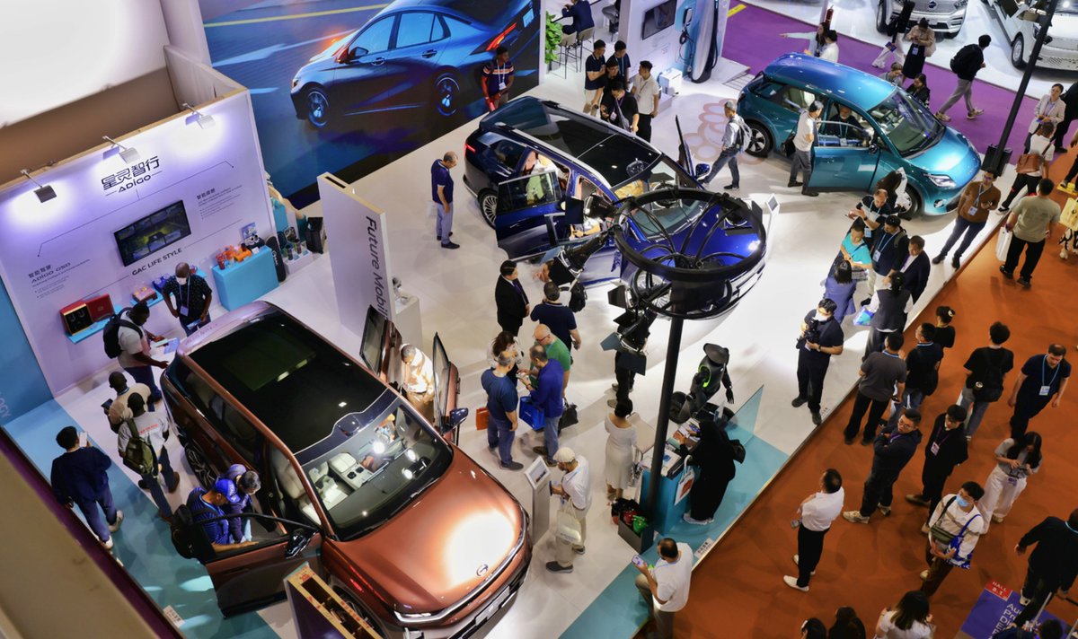 iGuangdong's tweet photo. A new highlight of the 137th @cantonfair is the service robot section.✨ Of the 46 exhibitors, 16 are from #Guangdong, presenting a variety of robots such as humanoid, surgical, and bionic companion pet robots. To read more: https://t.co/BaMa5KOUhM!🙌 #OnInGD https://t.co/wbT01GhjTP
