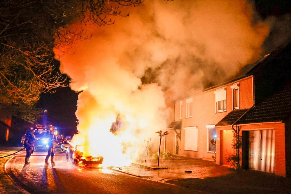 Auto volledig door brand verwoest in Veghel