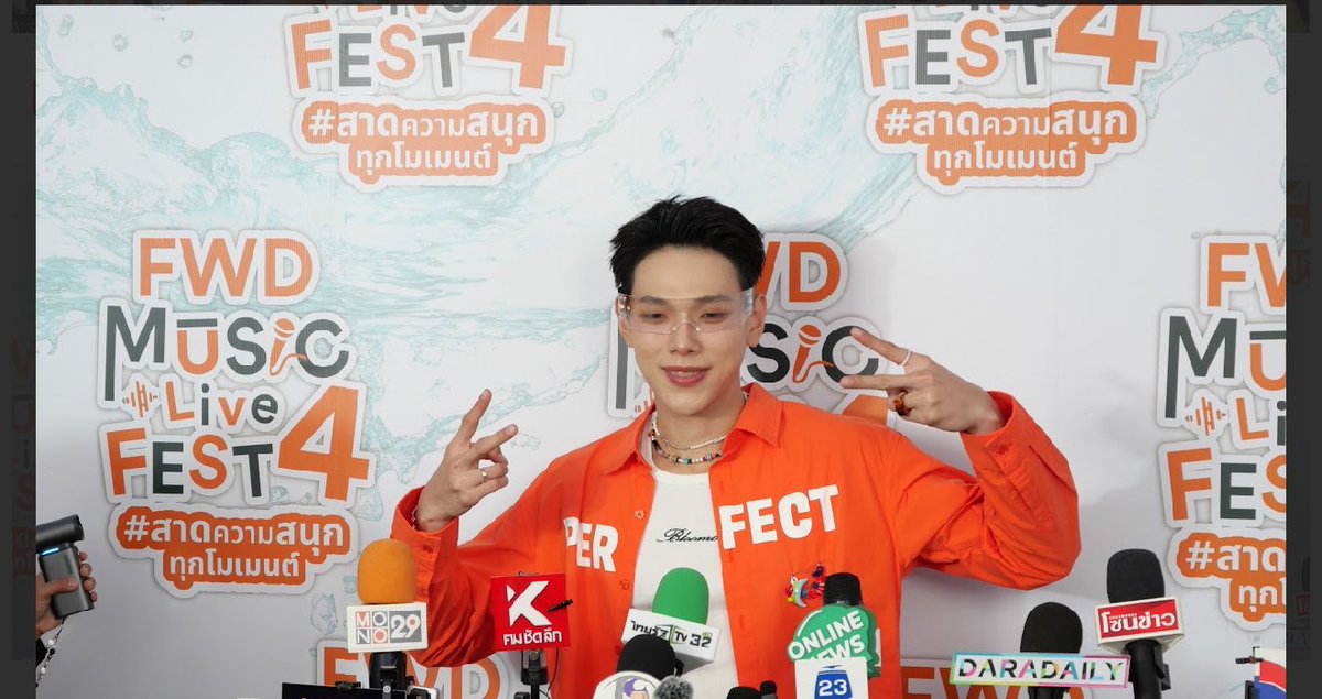 NEWSUPDATE_THAI's tweet photo. #ต้าห์อู๋ รับคิวงานแน่นเสิรฟ์ได้ตามลูกค้าต้องการ เล่าเล่นสงกรานต์หวานฉ่ำกับ#ออฟโรด ท่าเต้นแบบเชฟๆ
Link : https://t.co/pQzLYCdSLv
#fwdmusiclivefest
#FWDMusicLiveFestxDAOU
#FWDTHxDAOU
#daouoffroad
#oueiija https://t.co/IUT7PTFlDU