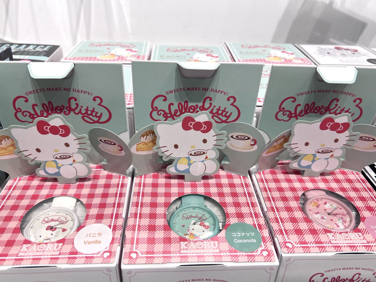 🌟新商品🌟

フレグランスウォッチ KAORUシリーズ販売中です！

 KAORU×ハローキティスイーツ（全3種）
各¥4,180tax in

デザインによって違う香りが楽しめます♪
ぜひ店頭でお試しください❣️

#KAORU #ハローキティ #HBMG #HBMR