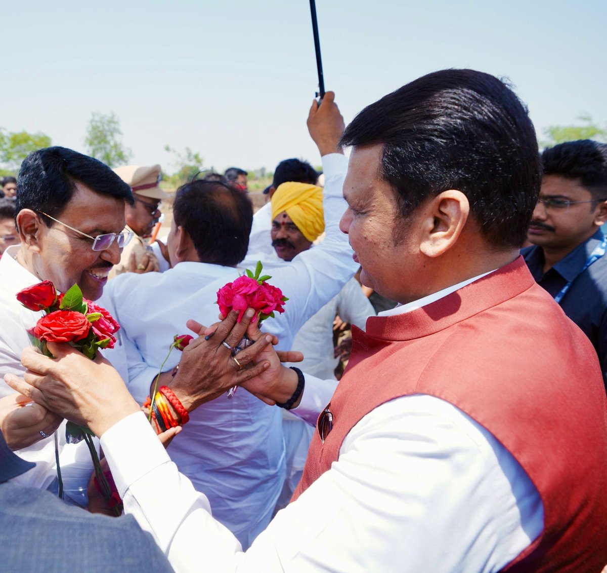 CMO Maharashtra (@cmomaharashtra) on Twitter photo 🔸CM Devendra Fadnavis arrives at Shirur, Beed
🔸मुख्यमंत्री देवेंद्र फडणवीस यांचे शिरूर, बीड येथे आगमन
🔸मुख्यमंत्री देवेंद्र फडणवीस इनका शिरूर, बीड में आगमन
🕦 11.35am | 19-4-2025📍Shirur, Beed | स. ११.३५ वा. | १९-४-२०२५📍शिरूर, बीड.
<a href="/Dev_Fadnavis/">Devendra Fadnavis</a>
#Maharashtra 🔸CM Devendra Fadnavis arrives at Shirur, Beed
🔸मुख्यमंत्री देवेंद्र फडणवीस यांचे शिरूर, बीड येथे आगमन
🔸मुख्यमंत्री देवेंद्र फडणवीस इनका शिरूर, बीड में आगमन
🕦 11.35am | 19-4-2025📍Shirur, Beed | स. ११.३५ वा. | १९-४-२०२५📍शिरूर, बीड.
<a href="/Dev_Fadnavis/">Devendra Fadnavis</a>
#Maharashtra