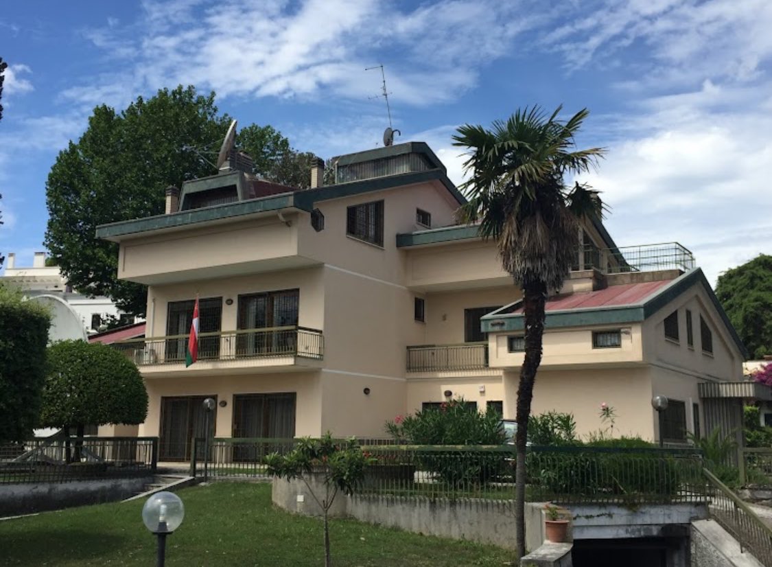 ▪️الأنباء تُشير بأن سفارة سلطنة عُمان في روما (أرض عُمانية) وفق العرف والقوانين الدبلوماسية، ستستضيف اليوم الجولة الثانية من المحادثات غير مباشرة بين واشنطن وطهران. 

▪️المحادثات في جولتها الأولى هادفة وبناءة، وتسير في جولتها الثانية نحو مزيدٍ من التقدم بوجود الحكمة العُمانية.