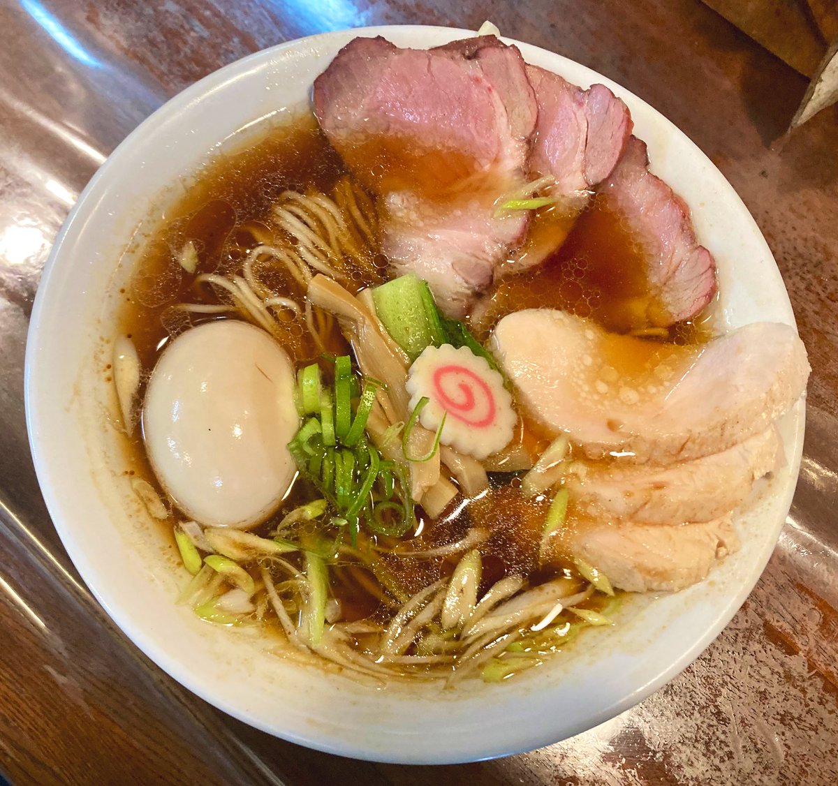 戸塚の
【麺酒処ふくろう】さんにて
番外編限定!!
『鴨肉のダシラーメン(生正油)
　味玉 チャーシュー増し』
ヤバ旨😍
スープ一口で鴨カモン😆
流石👍鴨の旨味を凝縮した美味い🍜❤️