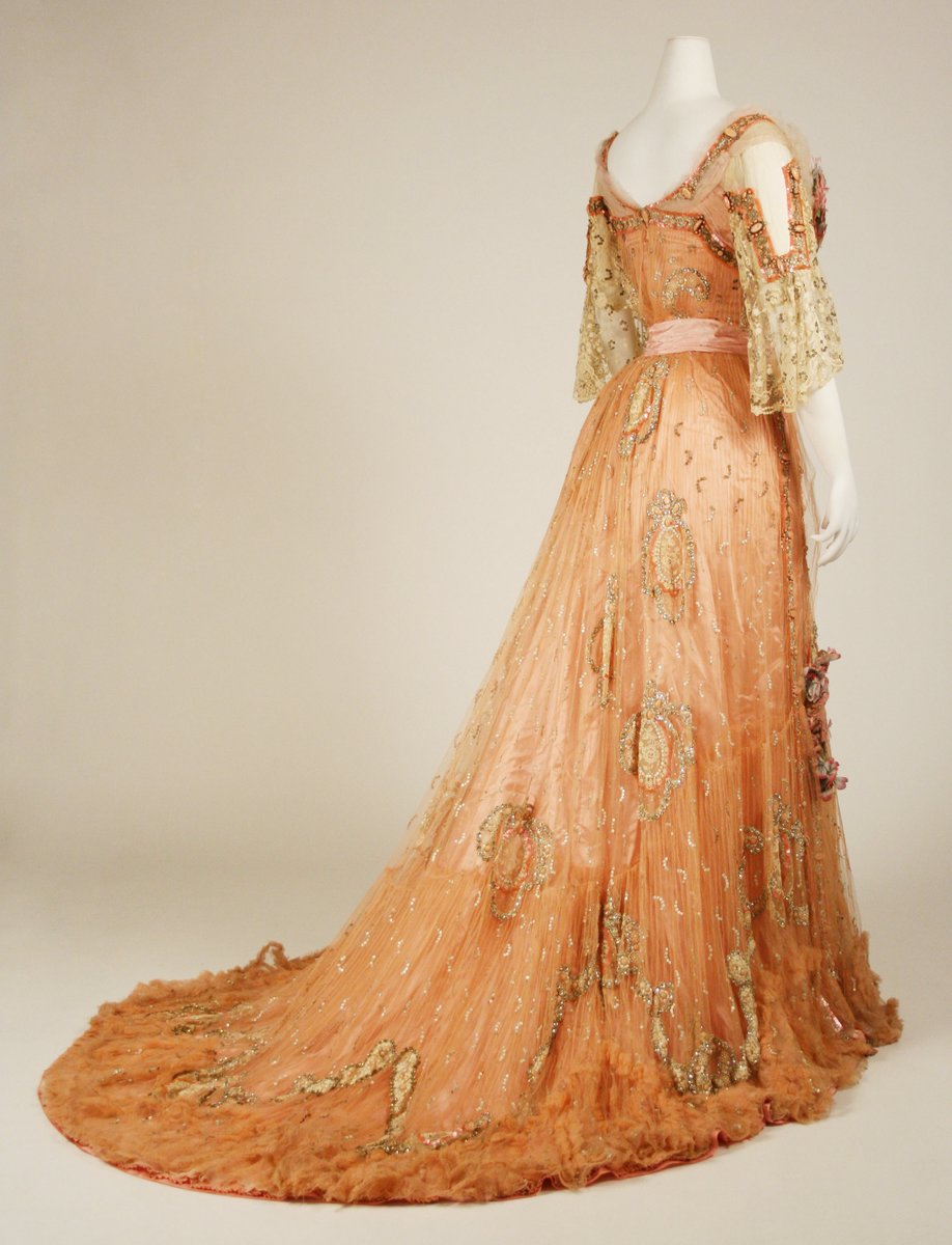 French.

Silk Ball Gown, 1900-03.

© <a href="/metmuseum/">The Metropolitan Museum of Art</a>
 
#FashionHistory