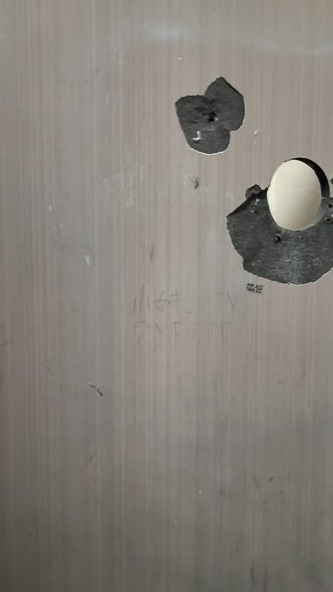 昨天去公社玩然后去潮宗街 上厕所进入了这个有洞的小隔间被吓直了… 对面有人一直在暗示…