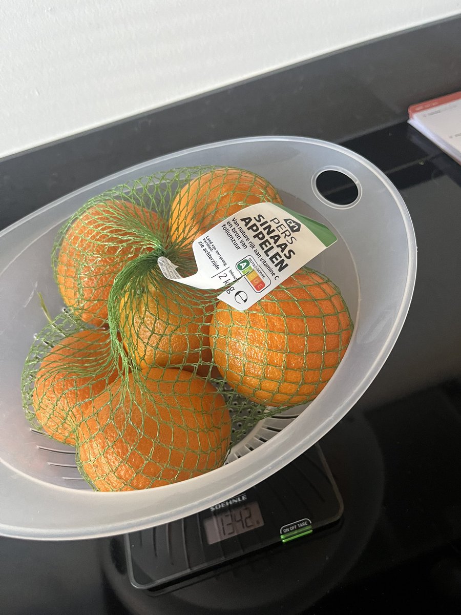 Zak sinaasappels, denk wat zit er weinig in. Dacht even wegen. 
1340 gram, volgens het kaartje zou de inhoud 2 kilo moeten zijn. <a href="/albertheijn/">Albert Heijn</a> 
Zo kan ik ze ook in de aanbieding doen.