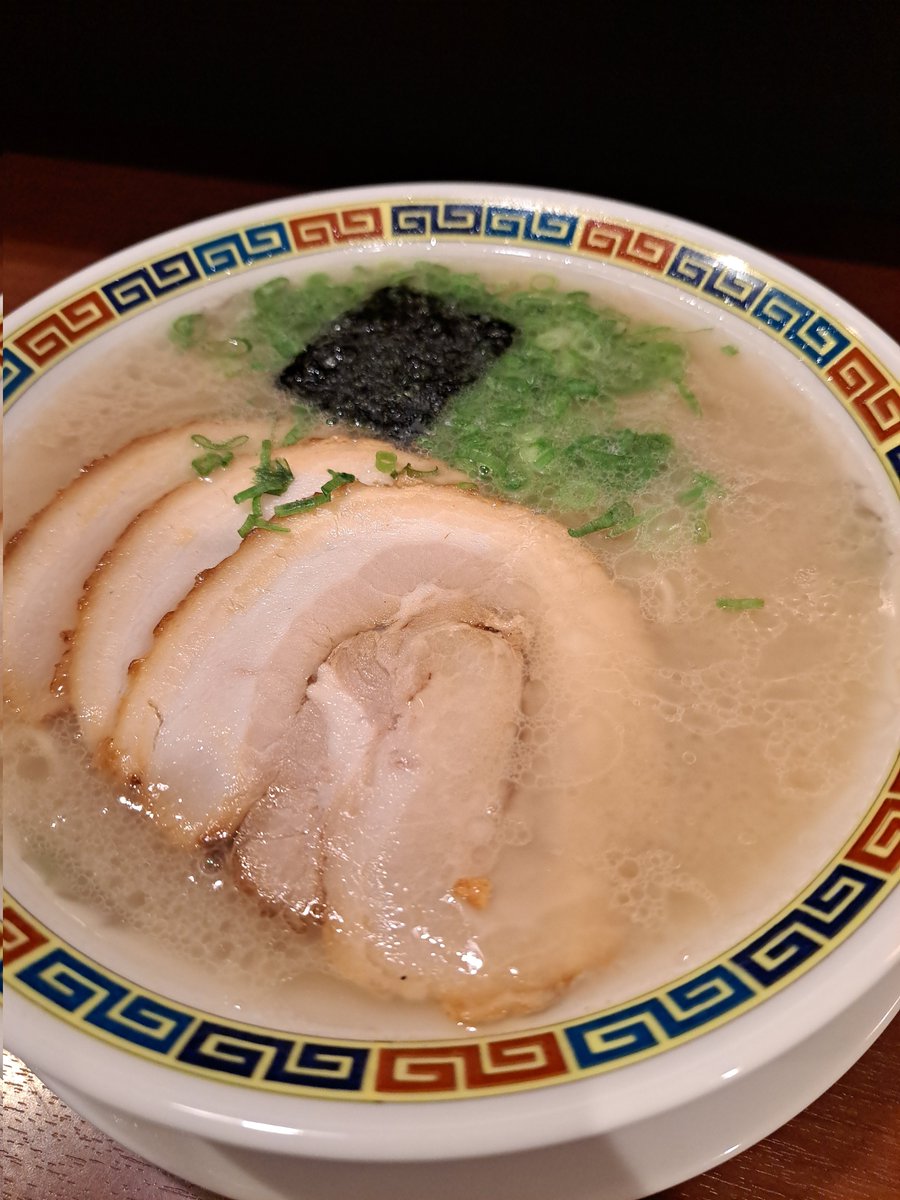RockPleasure71's tweet photo. 期間限定 長浜ラーメン健太(肉増し)@横浜ヨドバシ地下
#CHABUTON
#CHABUTON横浜

4月19日(土)⛅
今日も気温は26℃まで上がり、初夏の陽気❇️
ランチは、ヨドバシ地下のCHABUTONに、期間限定のラーメン健太を食べに行きました❇️
東京・高円寺の大人気店〝ラーメン健太〟監修 の〝くさウマ〟シャバ系豚骨ラーメン❇️
今回は再現度92%という一杯は、熱々のしっかりくさうまな豚骨スープでした❇️個人的にはもっとくさうまでいいんですが、十分に長浜ラーメンを味わえる旨さです❇️
具材も、ネギと柔らかチャーシューといたってシンプル❇️
替え玉を固めで注文し、丼に投入❇️替え玉になってもまだ熱々なスープがGood❇️
気軽に、長浜ラーメン健太を食べられるのが嬉しい😃限定でした❇️