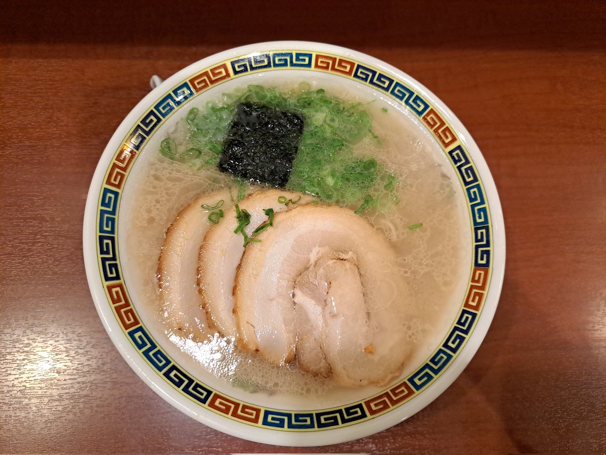 RockPleasure71's tweet photo. 期間限定 長浜ラーメン健太(肉増し)@横浜ヨドバシ地下
#CHABUTON
#CHABUTON横浜

4月19日(土)⛅
今日も気温は26℃まで上がり、初夏の陽気❇️
ランチは、ヨドバシ地下のCHABUTONに、期間限定のラーメン健太を食べに行きました❇️
東京・高円寺の大人気店〝ラーメン健太〟監修 の〝くさウマ〟シャバ系豚骨ラーメン❇️
今回は再現度92%という一杯は、熱々のしっかりくさうまな豚骨スープでした❇️個人的にはもっとくさうまでいいんですが、十分に長浜ラーメンを味わえる旨さです❇️
具材も、ネギと柔らかチャーシューといたってシンプル❇️
替え玉を固めで注文し、丼に投入❇️替え玉になってもまだ熱々なスープがGood❇️
気軽に、長浜ラーメン健太を食べられるのが嬉しい😃限定でした❇️