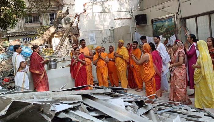 tv13gujarati's tweet photo. મુંબઈના જૈન મંદિર પર બુલડોઝર ચલાવતા જૈન સમાજ ગુસ્સે ભરાયો, આજે મૌન કૂચ યોજાઈ
https://t.co/t1H6XSxASh
#JainTempleDemolition #VileParle #BMCDemolition #JainProtest #MumbaiNews #tv13gujarati https://t.co/ZvIoI5BMrG