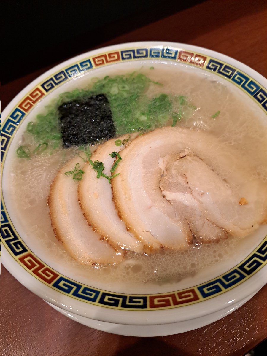RockPleasure71's tweet photo. 期間限定 長浜ラーメン健太(肉増し)@横浜ヨドバシ地下
#CHABUTON
#CHABUTON横浜

4月19日(土)⛅
今日も気温は26℃まで上がり、初夏の陽気❇️
ランチは、ヨドバシ地下のCHABUTONに、期間限定のラーメン健太を食べに行きました❇️
東京・高円寺の大人気店〝ラーメン健太〟監修 の〝くさウマ〟シャバ系豚骨ラーメン❇️
今回は再現度92%という一杯は、熱々のしっかりくさうまな豚骨スープでした❇️個人的にはもっとくさうまでいいんですが、十分に長浜ラーメンを味わえる旨さです❇️
具材も、ネギと柔らかチャーシューといたってシンプル❇️
替え玉を固めで注文し、丼に投入❇️替え玉になってもまだ熱々なスープがGood❇️
気軽に、長浜ラーメン健太を食べられるのが嬉しい😃限定でした❇️