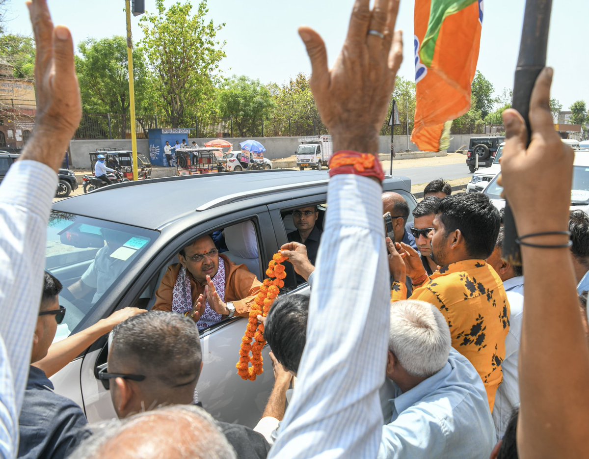 Bhajanlalofc's tweet photo. माननीय मुख्यमंत्री श्री भजनलाल शर्मा जी के हरमाड़ा थाना चौराहा आगमन पर स्थानीय जनप्रतिनिधियों, भाजपा पदाधिकारियों, देवतुल्य कार्यकर्ताओं व जनता-जनार्दन ने उनका स्नेहिल स्वागत-अभिनंदन किया।

@BhajanlalBjp https://t.co/6RTPEBAvfx