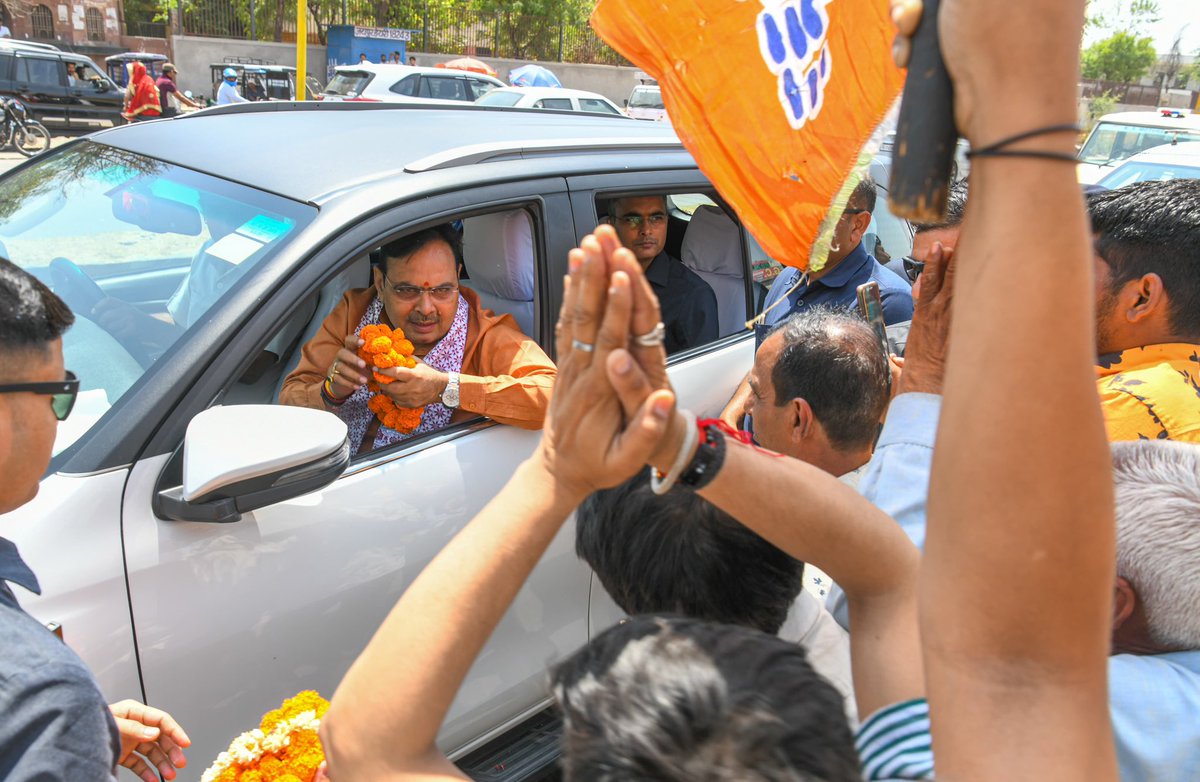 Bhajanlalofc's tweet photo. माननीय मुख्यमंत्री श्री भजनलाल शर्मा जी के हरमाड़ा थाना चौराहा आगमन पर स्थानीय जनप्रतिनिधियों, भाजपा पदाधिकारियों, देवतुल्य कार्यकर्ताओं व जनता-जनार्दन ने उनका स्नेहिल स्वागत-अभिनंदन किया।

@BhajanlalBjp https://t.co/6RTPEBAvfx