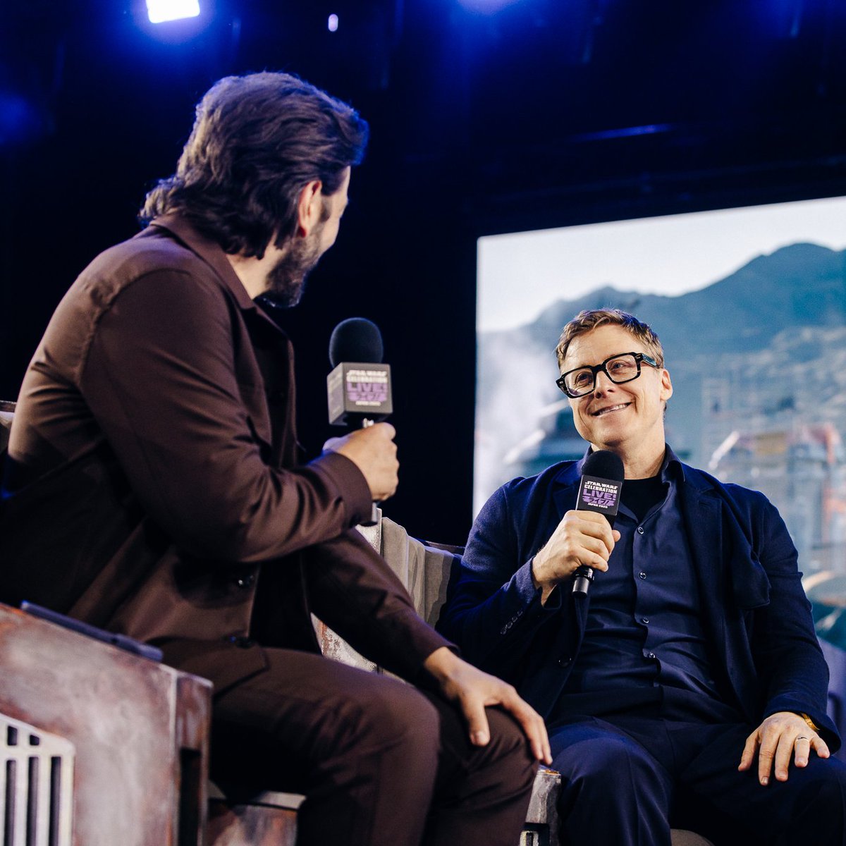 Find someone who looks at you the way Alan looks at Diego 🫠