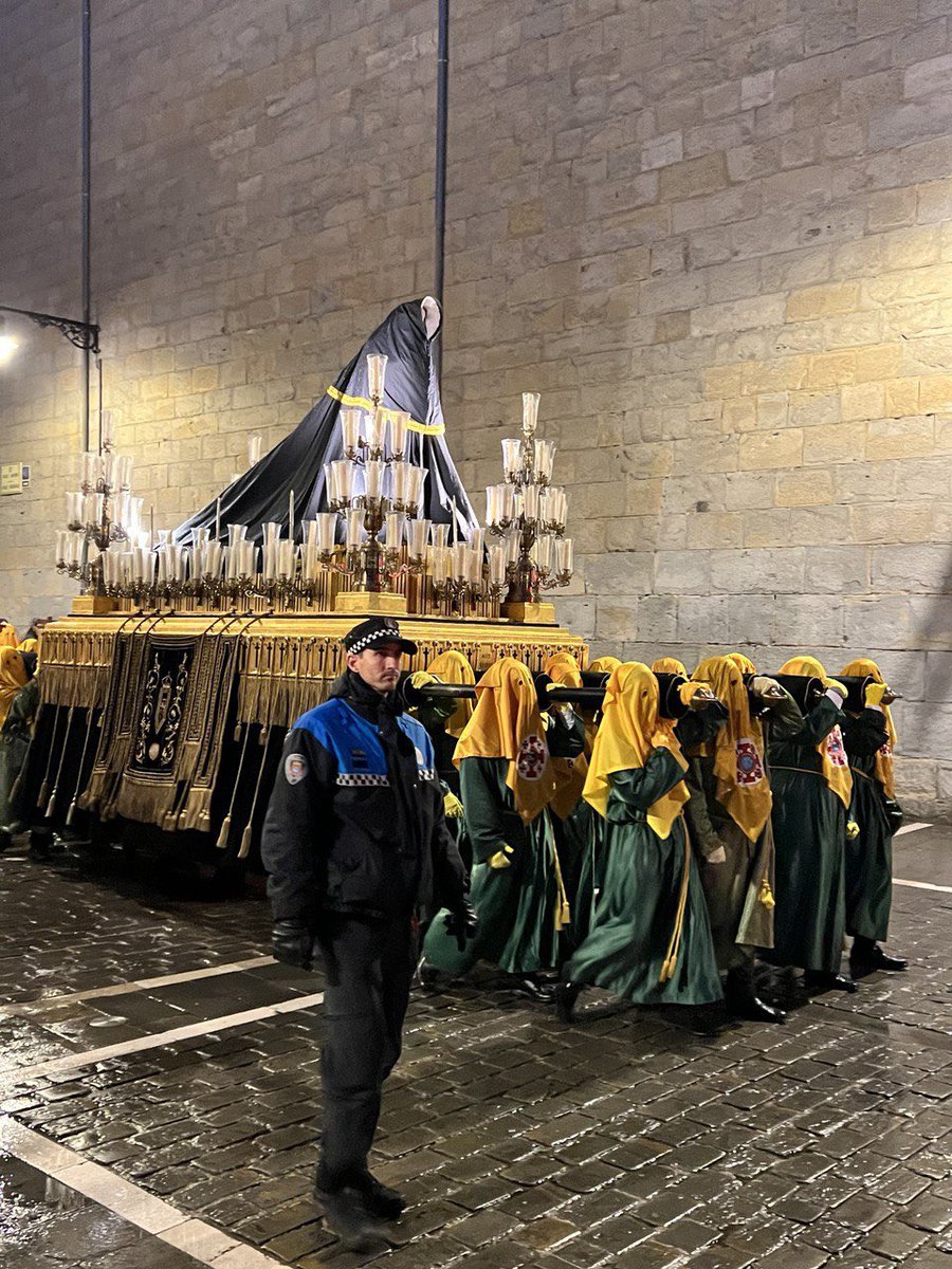 JaureguiAinara's tweet photo. Anoche en #Pamplona viendo el regreso de la #Dolorosa con mi Padre.
#SemanaSanta2025 https://t.co/A4r2J55epC