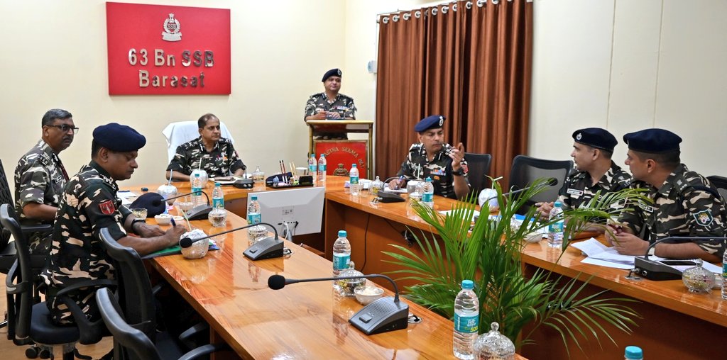 SSB_INDIA's tweet photo. श्री अमृत मोहन प्रसाद, #DGSSB ने @63BnSSB_INDIA एवं @SSBITSKolkata का भ्रमण कर अधिकारियों से भेंट की और #SainikSammelan में जवानों के साथ संवाद कर मनोबल बढ़ाया। ITS, #SSB, कोलकाता में उन्होंने प्रशिक्षुओं व अधिकारियों से चर्चा की औऱ प्रेरणादायक संबोधन दिया।

@HMOIndia @PIBHomeAffairs @ANI @PTI_News