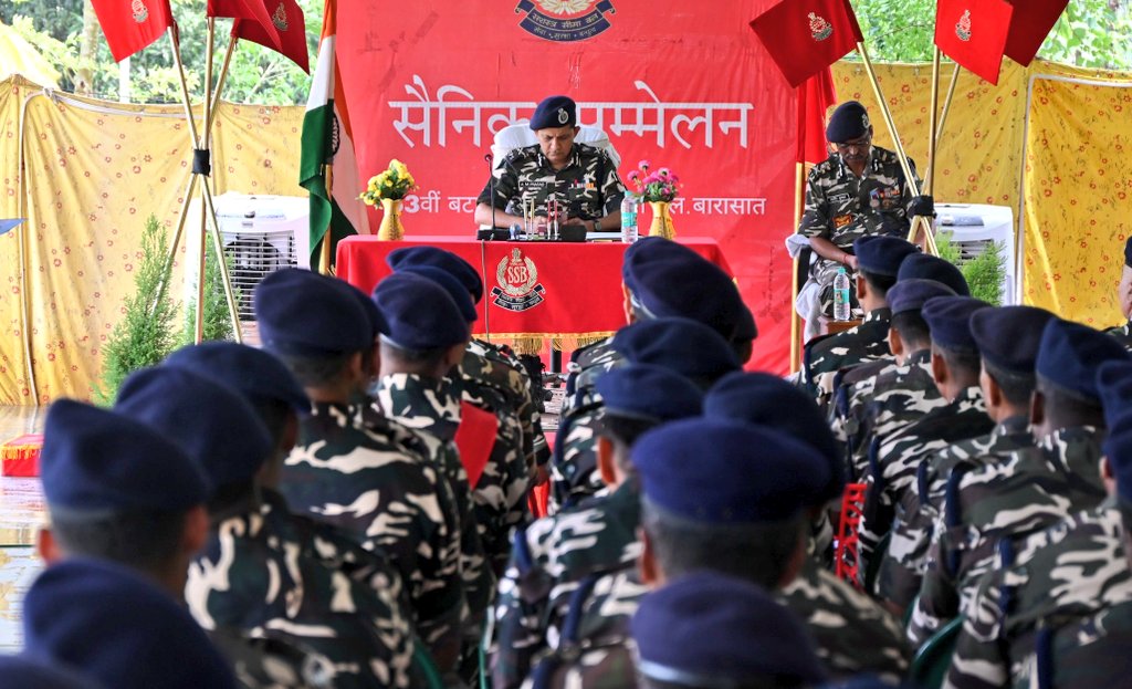 SSB_INDIA's tweet photo. श्री अमृत मोहन प्रसाद, #DGSSB ने @63BnSSB_INDIA एवं @SSBITSKolkata का भ्रमण कर अधिकारियों से भेंट की और #SainikSammelan में जवानों के साथ संवाद कर मनोबल बढ़ाया। ITS, #SSB, कोलकाता में उन्होंने प्रशिक्षुओं व अधिकारियों से चर्चा की औऱ प्रेरणादायक संबोधन दिया।

@HMOIndia @PIBHomeAffairs @ANI @PTI_News