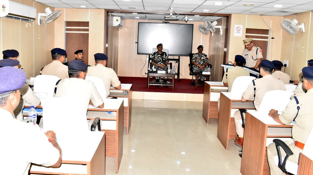 SSB_INDIA's tweet photo. श्री अमृत मोहन प्रसाद, #DGSSB ने @63BnSSB_INDIA एवं @SSBITSKolkata का भ्रमण कर अधिकारियों से भेंट की और #SainikSammelan में जवानों के साथ संवाद कर मनोबल बढ़ाया। ITS, #SSB, कोलकाता में उन्होंने प्रशिक्षुओं व अधिकारियों से चर्चा की औऱ प्रेरणादायक संबोधन दिया।

@HMOIndia @PIBHomeAffairs @ANI @PTI_News