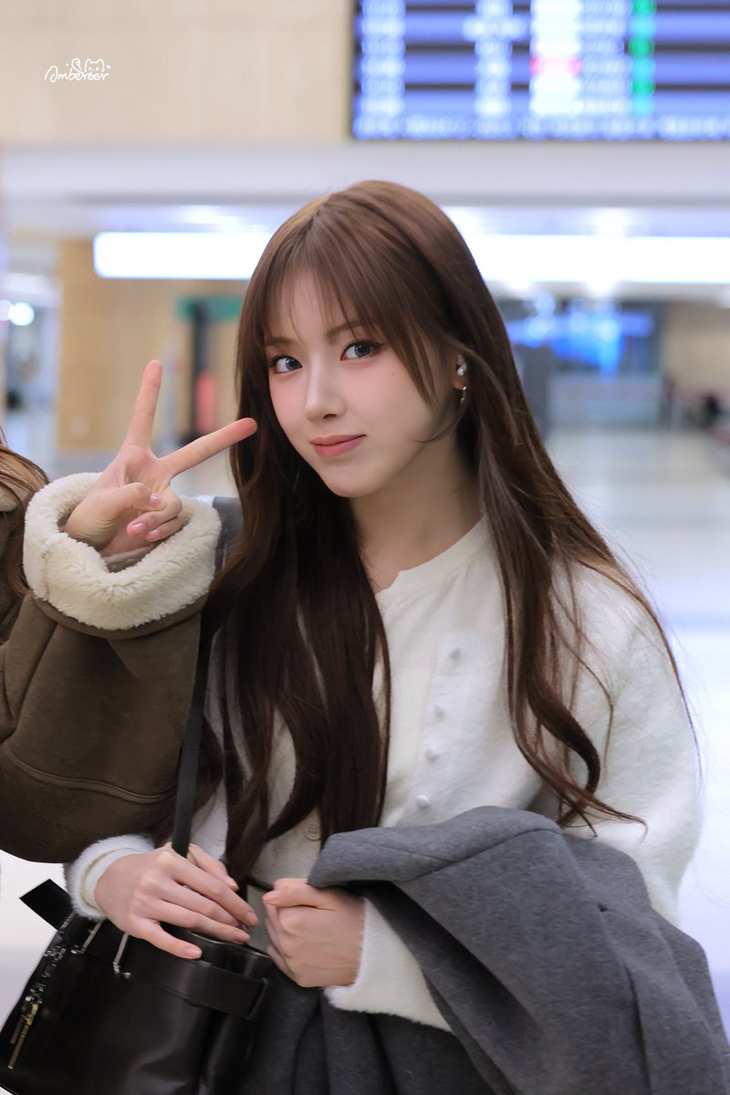 ofHITHER's tweet photo. ㅤ
[ #HHUP ]

Benzion of HITHER, accompanied by manager Odette, were seen together today at Jangchung Arena, South Korea, showing support for @RockerGideon's concert GIDOM ONLY #GidomConcert.
ㅤ https://t.co/nfXiQWjeD4