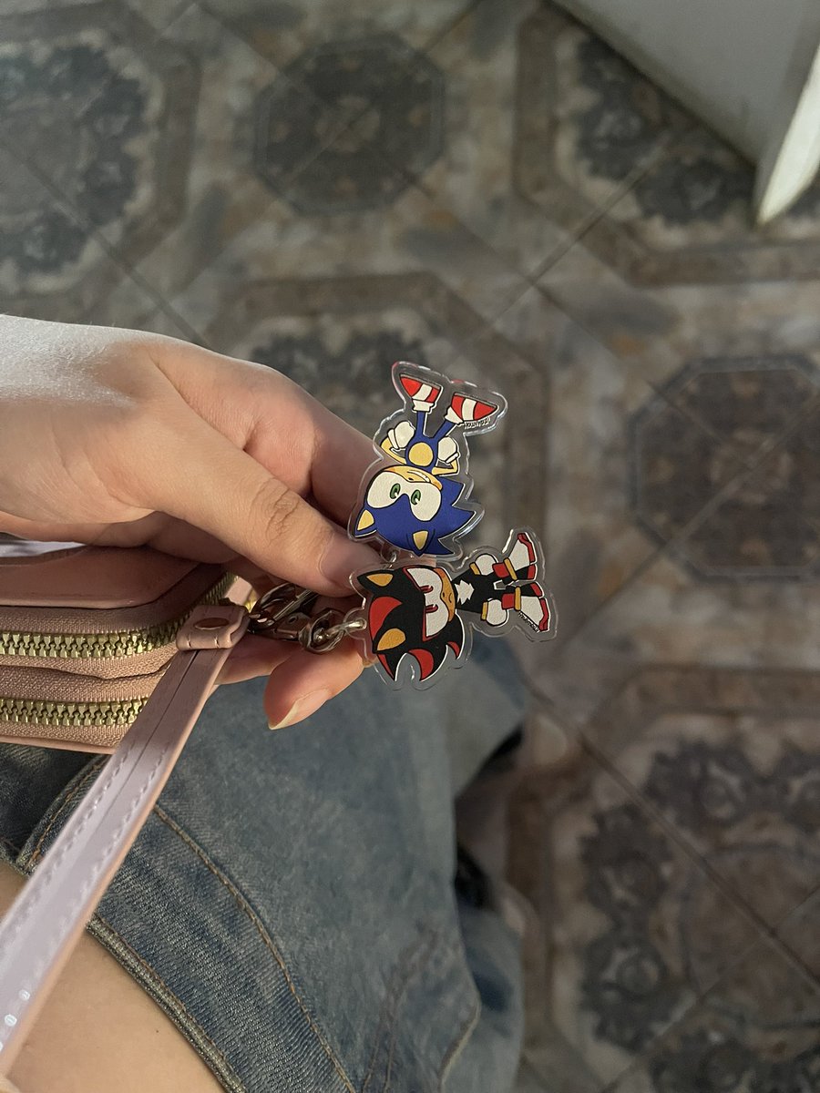 ikyiri's tweet photo. Face reveal i guess 
My self esteem is slowly coming back after years of not leaving my house and 0 physical activity also look at the cute keycharms @thehomiwomi gifted me ❤️💙 https://t.co/R0rxiPnbDi