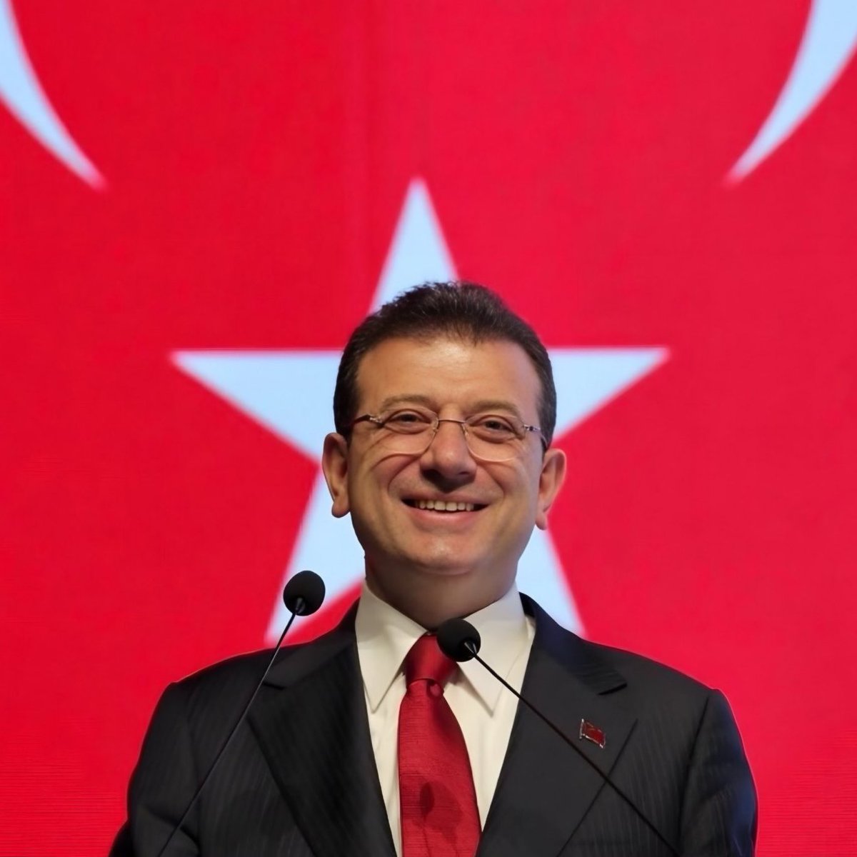 Besim Tibuk: “İstanbul’un belediye başkanını kaçacak diye tutukladılar. 

Ulan kaçsa zaten Tayyip’in lehine.”