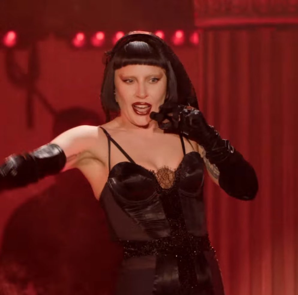 poponze's tweet image. SEM PLAYBACK! O microfone de Lady Gaga FALHOU no meio da performance e, simplesmente, os vocais sumiram, provando que ela estava cantando 100% AO VIVO. #GAGACHELLA