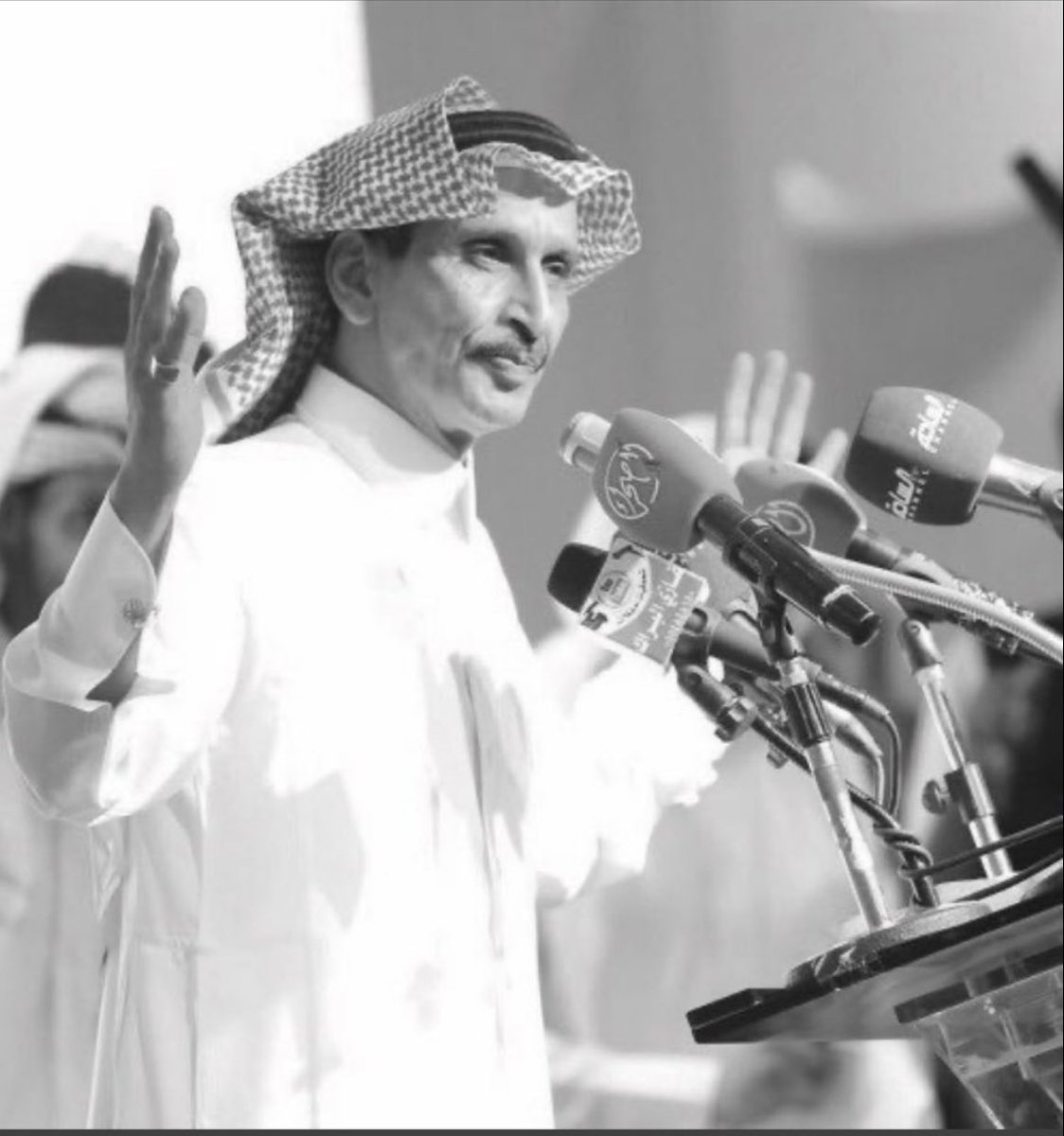 azii_090's tweet photo. يقول مساعد الرشيدي :

ما عندي إلا قلب واحد ومسروق 
والسارق اللي سارقه جايزٍ لي 

عساه ما يعثر ولا يصدفه عوق
 وعساه طول العمر صافي لي https://t.co/tl5Lod8qmz