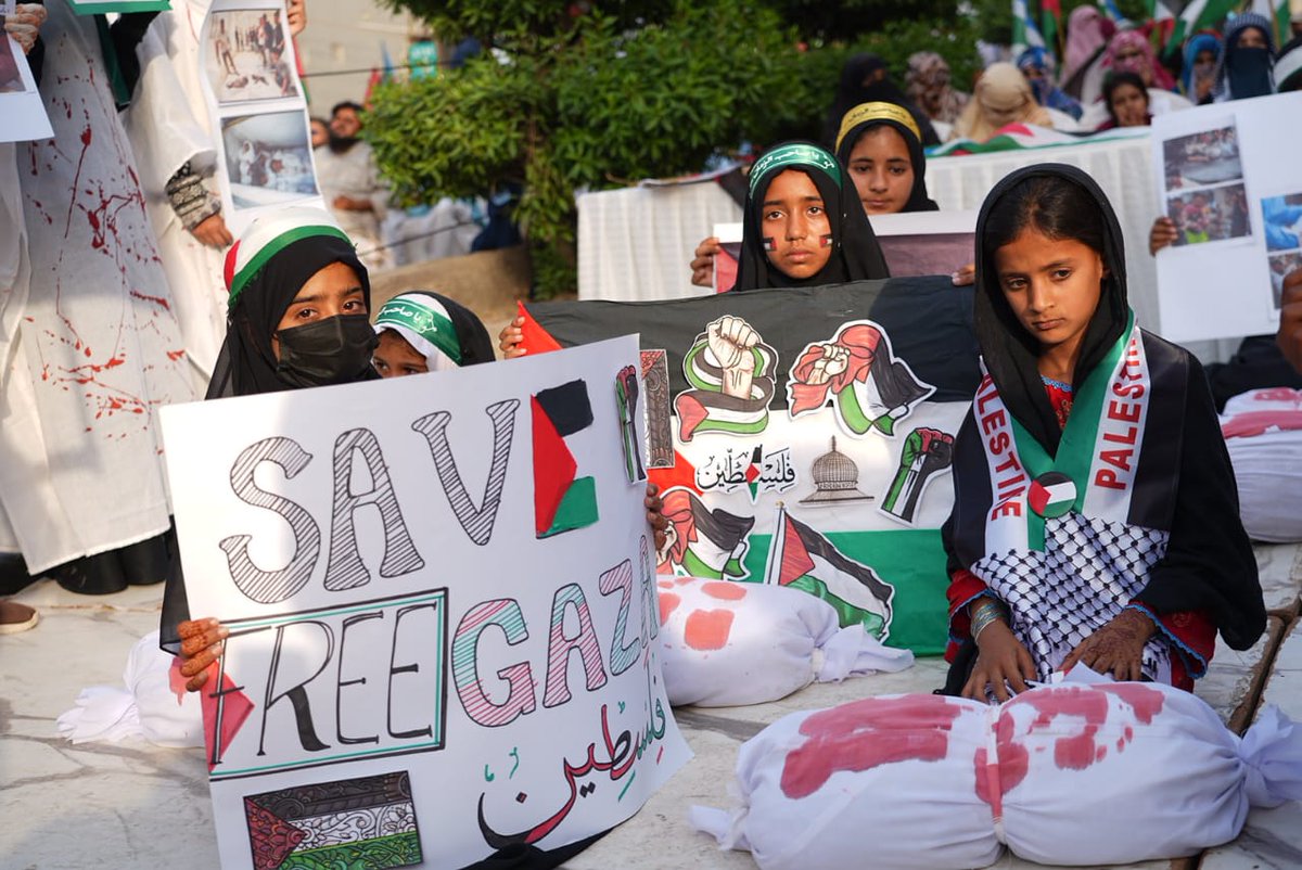 JamaatWomen's tweet photo. ملتان سے خواتین اور بچے اپنے شدید غم و غصّے کا اظہار پلے کارڈز کے ساتھ کرتے ہوئے
#MultanStandsWithGaza https://t.co/qofFtAXr4M