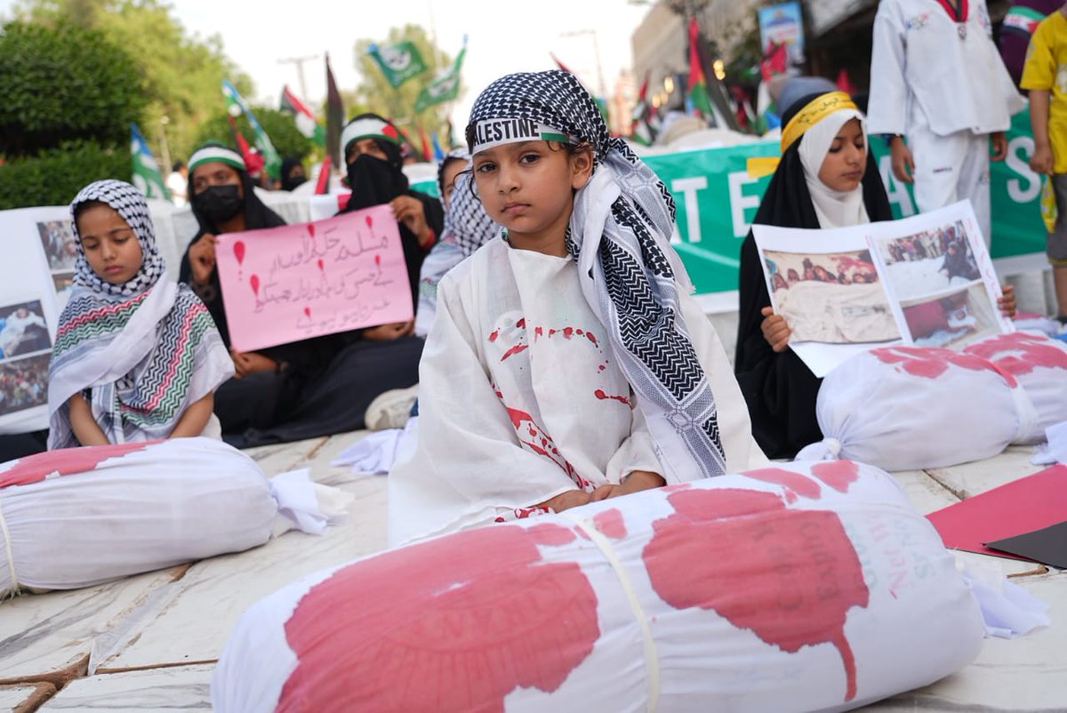 JamaatWomen's tweet photo. ملتان سے خواتین اور بچے اپنے شدید غم و غصّے کا اظہار پلے کارڈز کے ساتھ کرتے ہوئے
#MultanStandsWithGaza https://t.co/qofFtAXr4M