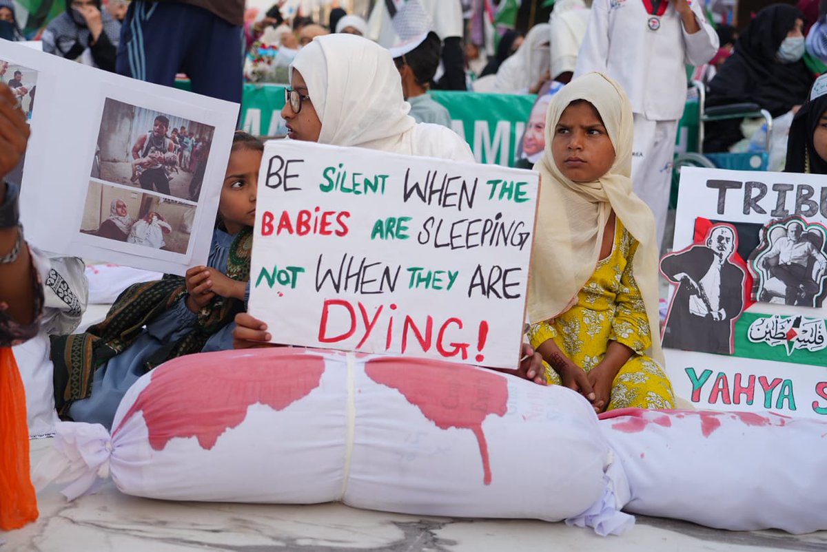 JamaatWomen's tweet photo. ملتان سے خواتین اور بچے اپنے شدید غم و غصّے کا اظہار پلے کارڈز کے ساتھ کرتے ہوئے
#MultanStandsWithGaza https://t.co/qofFtAXr4M