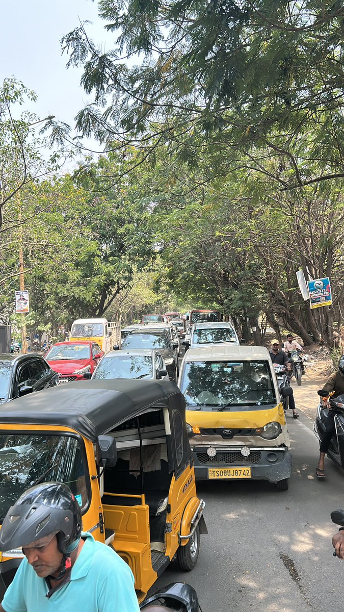 citizen_traffic's tweet photo. @SriHars58133432 @KPHB_Kurradu Scenes from #PragathiNagar and these happens on a regular basis https://t.co/aoF9ZuOolB