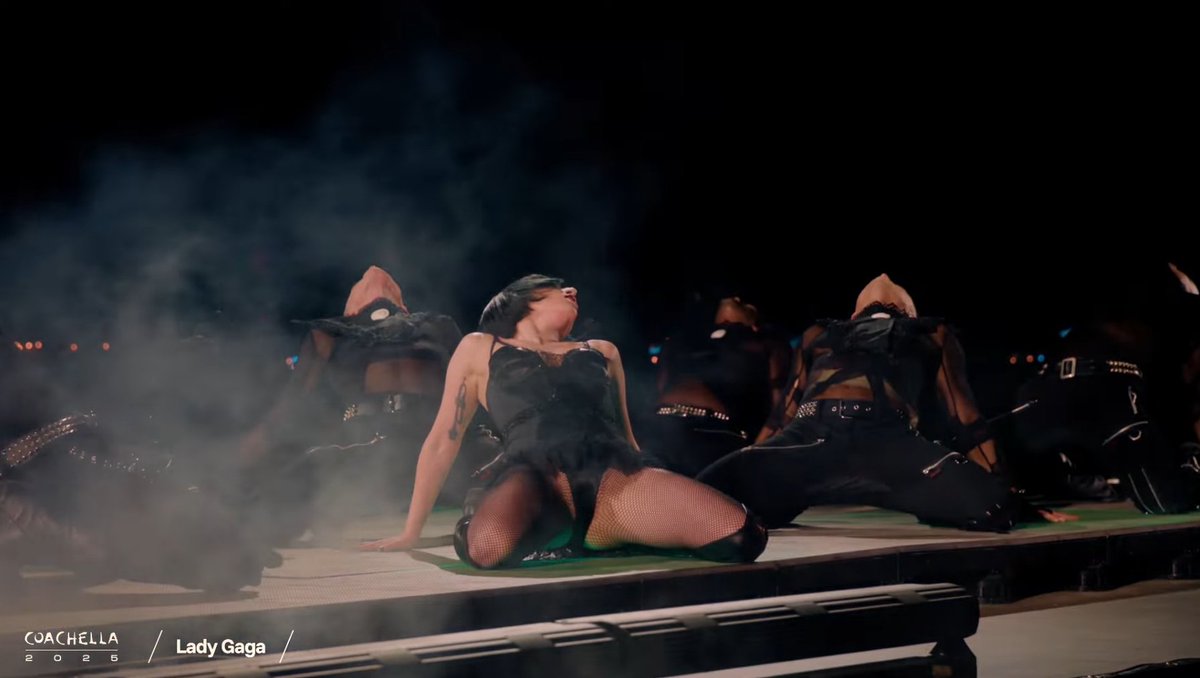 ladygaganownet's tweet photo. #GAGACHELLA https://t.co/apuMx2cSlo