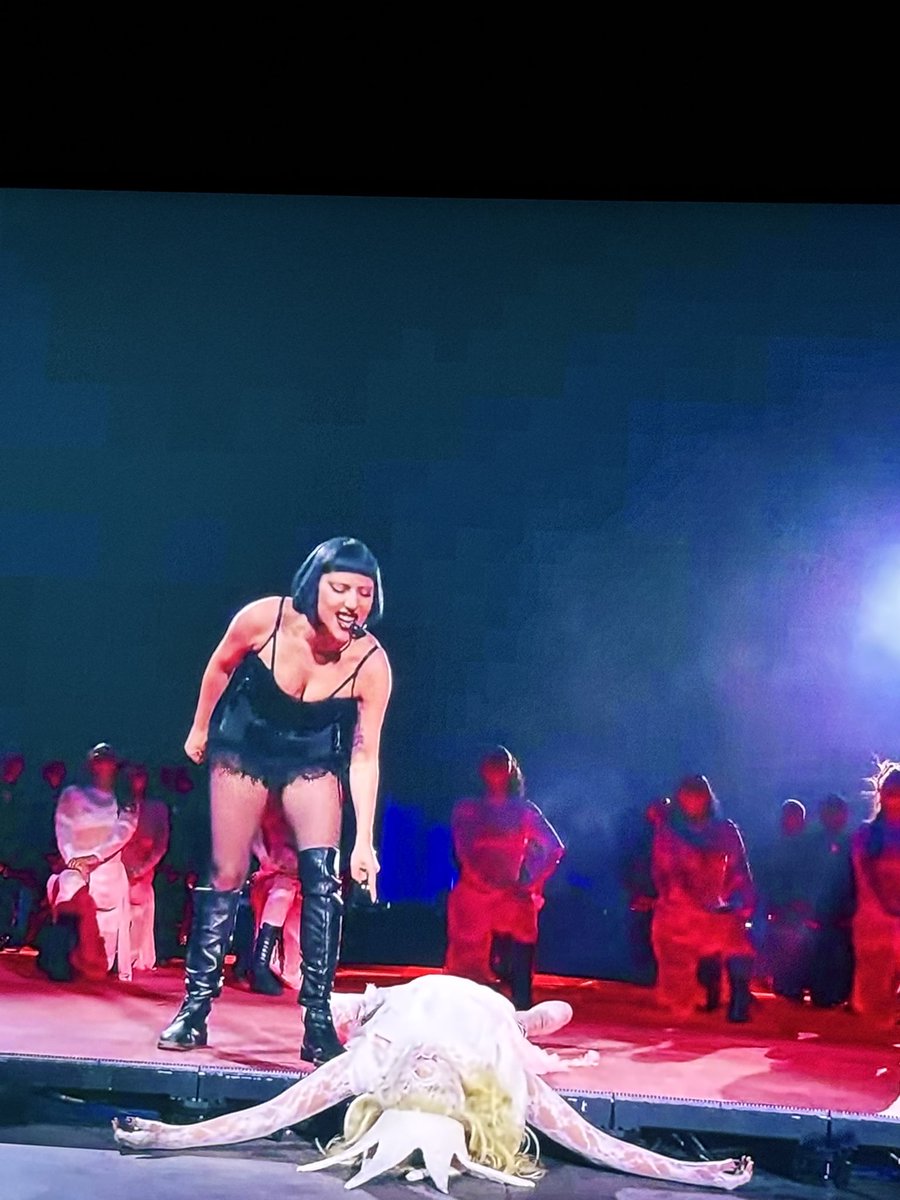 Off with her head! 
#GAGACHELLA2025 #SMUSIC #SantanderComAMother <a href="/santander_br/">Santander Brasil</a> os monsters acordados pra ver a mother merecem o que?