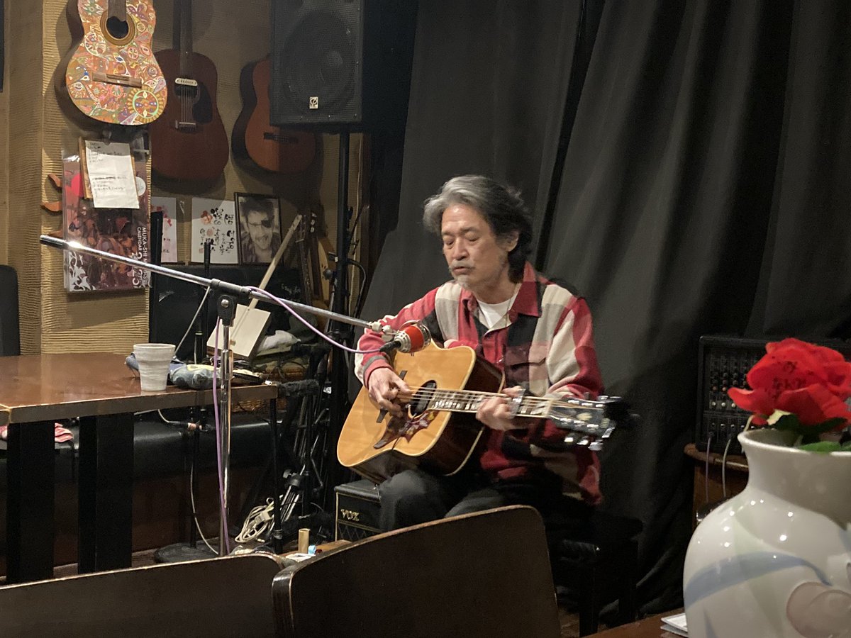 rust_radio's tweet photo. 先週、4/13 久しぶりにアズミさんのライブに、今年 初めての 新樂山ｻﾝへ行って参りました。初めて見るギター(Greco)にピックアップを付けてトレモロ付きアンプで出力！
いつもと違うセットアップですが いつもの熱いアズミ節でした。最高〜 https://t.co/J8H1AGF0uE