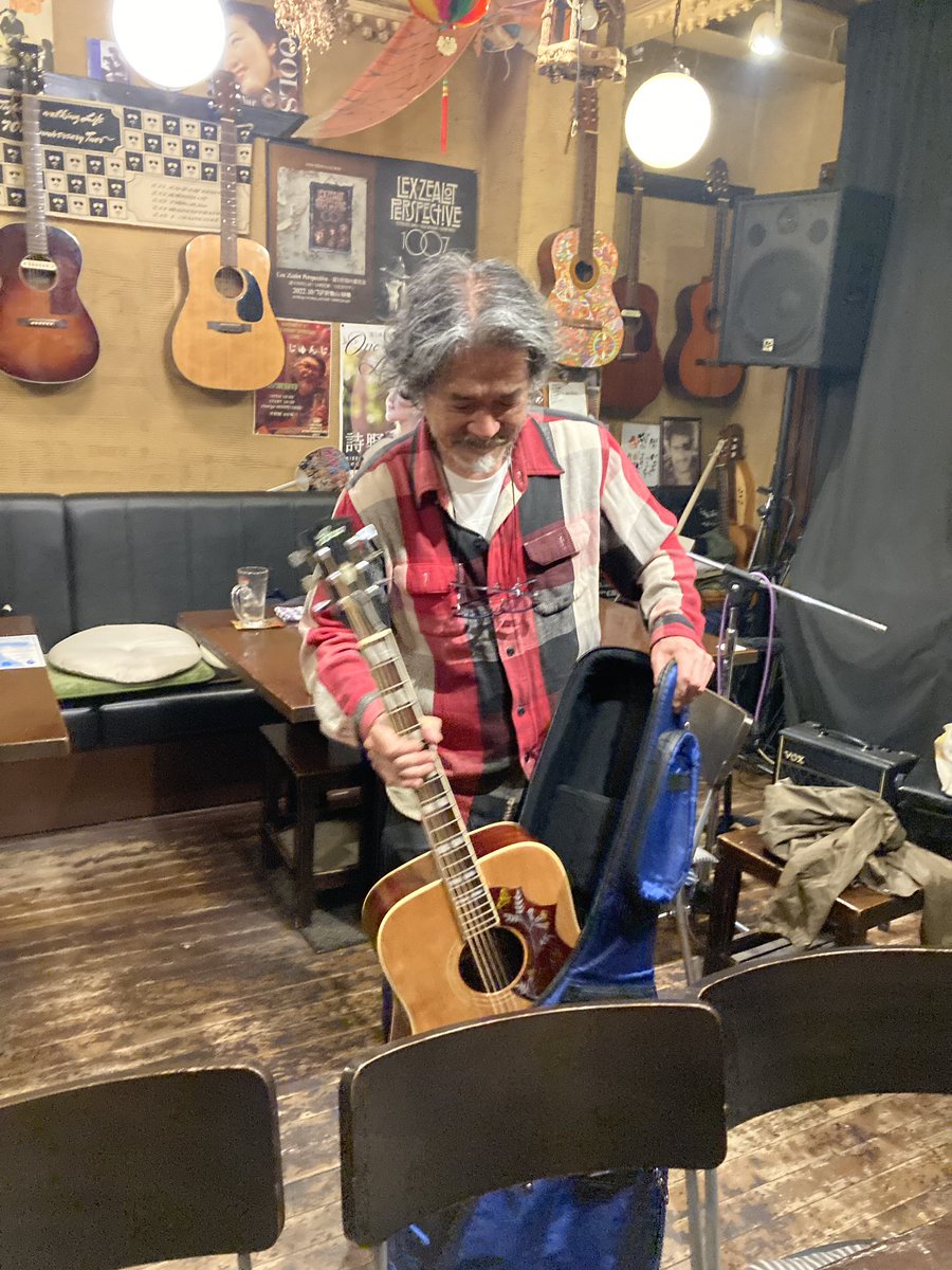 rust_radio's tweet photo. 先週、4/13 久しぶりにアズミさんのライブに、今年 初めての 新樂山ｻﾝへ行って参りました。初めて見るギター(Greco)にピックアップを付けてトレモロ付きアンプで出力！
いつもと違うセットアップですが いつもの熱いアズミ節でした。最高〜 https://t.co/J8H1AGF0uE