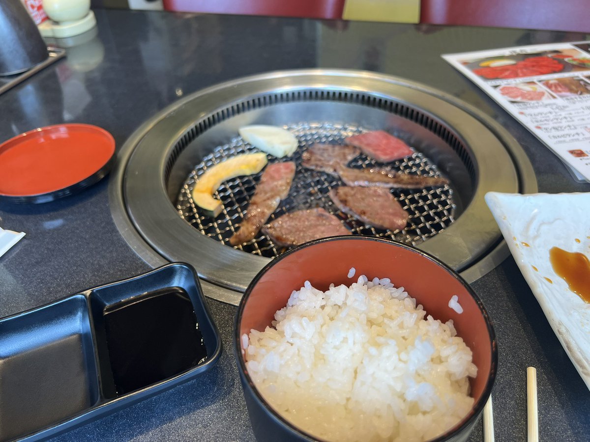 今日も休日出勤だったので限界を感じながら一人焼肉してた。家に帰ったら掃除しながら論証覚えよう。