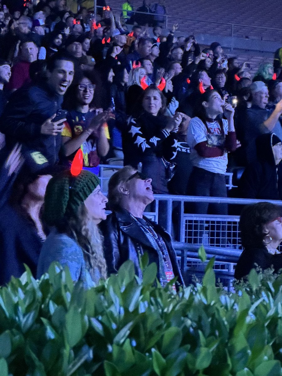 TheGNRGiirl's tweet photo. Look who was at the AC/DC show tonight! Axl Rose was seen singing For Those About To Rock We Salute You, the last song of the set. I love this SO much. All of us there had a great time tonight!

📸: My friend @chloessnakepit 💕 https://t.co/junh8R3FKH