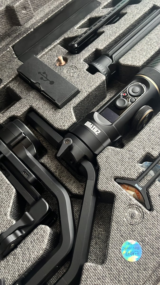 foo__camera's tweet photo. 久々に使うかもしれないから電池充電してるけど、何より組み立てるのが非常にめんどくさかったりします本当に、 https://t.co/XXFyXoPlW2