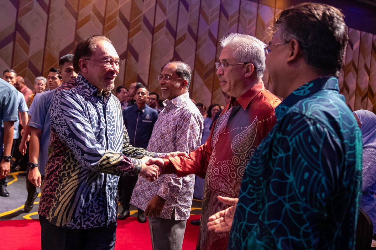 anwaribrahim's tweet photo. Kesedaran individu, tahap kefahaman dan keprihatinan terhadap isu sosial, nilai moral, dan tanggungjawab sebagai warganegara, menjadi asas kepada pembentukan masyarakat yang progresif dan negara yang sejahtera.

Saya tekankan perkara tersebut ketika berkongsi pandangan dalam Forum Ilmuwan Madani (FIM) Siri 5 malam ini, bahawa perubahan bermula dari diri sendiri sebelum mampu memberikan kesan besar kepada negara secara menyeluruh.

Elemen kesedaran dalam masyarakat ini perlu mengambil kira perubahan dunia semasa, termasuk kecanggihan teknologi seperti kecerdasan buatan (AI) yang banyak mempengaruhi masyarakat dari segi kemajuan dan gaya hidup. 

Namun, teknologi ini memerlukan kawalan dan penyesuaian agar manfaatnya dapat dinikmati secara adil dan beretika.

Justeru, apabila saya mencadangkan penubuhan Fakulti AI, ia adalah satu langkah penting dan selari dengan arus perubahan dunia, yang menuntut kebersamaan semua pihak agar kita mampu dan bersedia menghadapi cabaran mendatang.

Di akhir majlis, saya menitipkan pesanan bahawa lonjakan dan perubahan adalah kunci sekiranya kita ingin membentuk sebuah negara yang benar-benar maju.

#MalaysiaMADANI
#MADANIBekerja