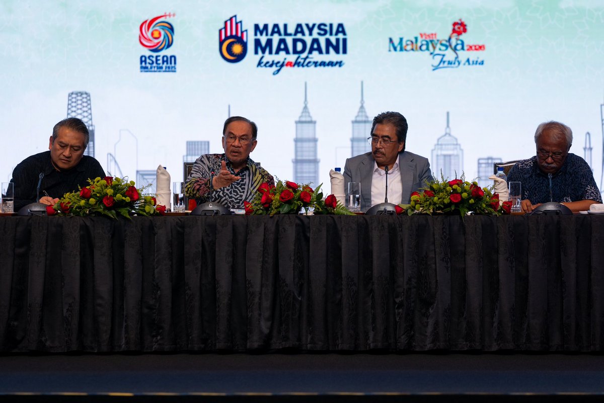 anwaribrahim's tweet photo. Kesedaran individu, tahap kefahaman dan keprihatinan terhadap isu sosial, nilai moral, dan tanggungjawab sebagai warganegara, menjadi asas kepada pembentukan masyarakat yang progresif dan negara yang sejahtera.

Saya tekankan perkara tersebut ketika berkongsi pandangan dalam Forum Ilmuwan Madani (FIM) Siri 5 malam ini, bahawa perubahan bermula dari diri sendiri sebelum mampu memberikan kesan besar kepada negara secara menyeluruh.

Elemen kesedaran dalam masyarakat ini perlu mengambil kira perubahan dunia semasa, termasuk kecanggihan teknologi seperti kecerdasan buatan (AI) yang banyak mempengaruhi masyarakat dari segi kemajuan dan gaya hidup. 

Namun, teknologi ini memerlukan kawalan dan penyesuaian agar manfaatnya dapat dinikmati secara adil dan beretika.

Justeru, apabila saya mencadangkan penubuhan Fakulti AI, ia adalah satu langkah penting dan selari dengan arus perubahan dunia, yang menuntut kebersamaan semua pihak agar kita mampu dan bersedia menghadapi cabaran mendatang.

Di akhir majlis, saya menitipkan pesanan bahawa lonjakan dan perubahan adalah kunci sekiranya kita ingin membentuk sebuah negara yang benar-benar maju.

#MalaysiaMADANI
#MADANIBekerja