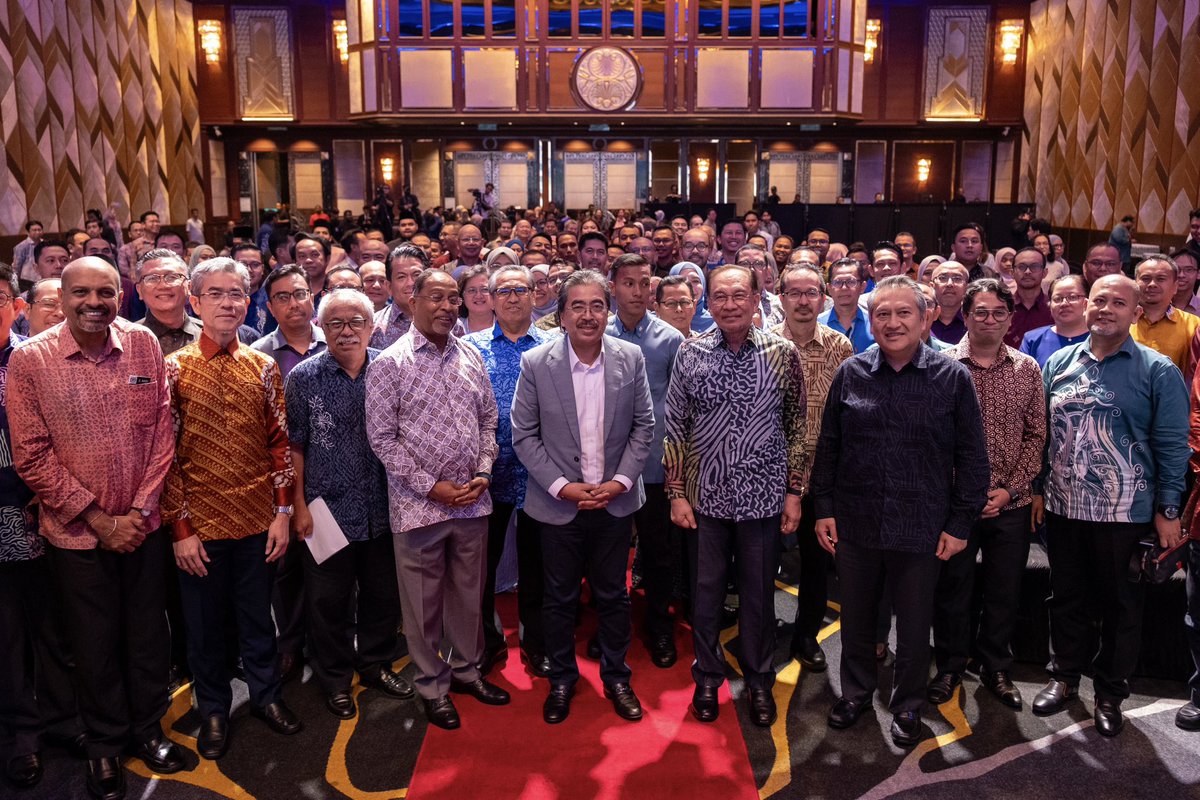 anwaribrahim's tweet photo. Kesedaran individu, tahap kefahaman dan keprihatinan terhadap isu sosial, nilai moral, dan tanggungjawab sebagai warganegara, menjadi asas kepada pembentukan masyarakat yang progresif dan negara yang sejahtera.

Saya tekankan perkara tersebut ketika berkongsi pandangan dalam Forum Ilmuwan Madani (FIM) Siri 5 malam ini, bahawa perubahan bermula dari diri sendiri sebelum mampu memberikan kesan besar kepada negara secara menyeluruh.

Elemen kesedaran dalam masyarakat ini perlu mengambil kira perubahan dunia semasa, termasuk kecanggihan teknologi seperti kecerdasan buatan (AI) yang banyak mempengaruhi masyarakat dari segi kemajuan dan gaya hidup. 

Namun, teknologi ini memerlukan kawalan dan penyesuaian agar manfaatnya dapat dinikmati secara adil dan beretika.

Justeru, apabila saya mencadangkan penubuhan Fakulti AI, ia adalah satu langkah penting dan selari dengan arus perubahan dunia, yang menuntut kebersamaan semua pihak agar kita mampu dan bersedia menghadapi cabaran mendatang.

Di akhir majlis, saya menitipkan pesanan bahawa lonjakan dan perubahan adalah kunci sekiranya kita ingin membentuk sebuah negara yang benar-benar maju.

#MalaysiaMADANI
#MADANIBekerja