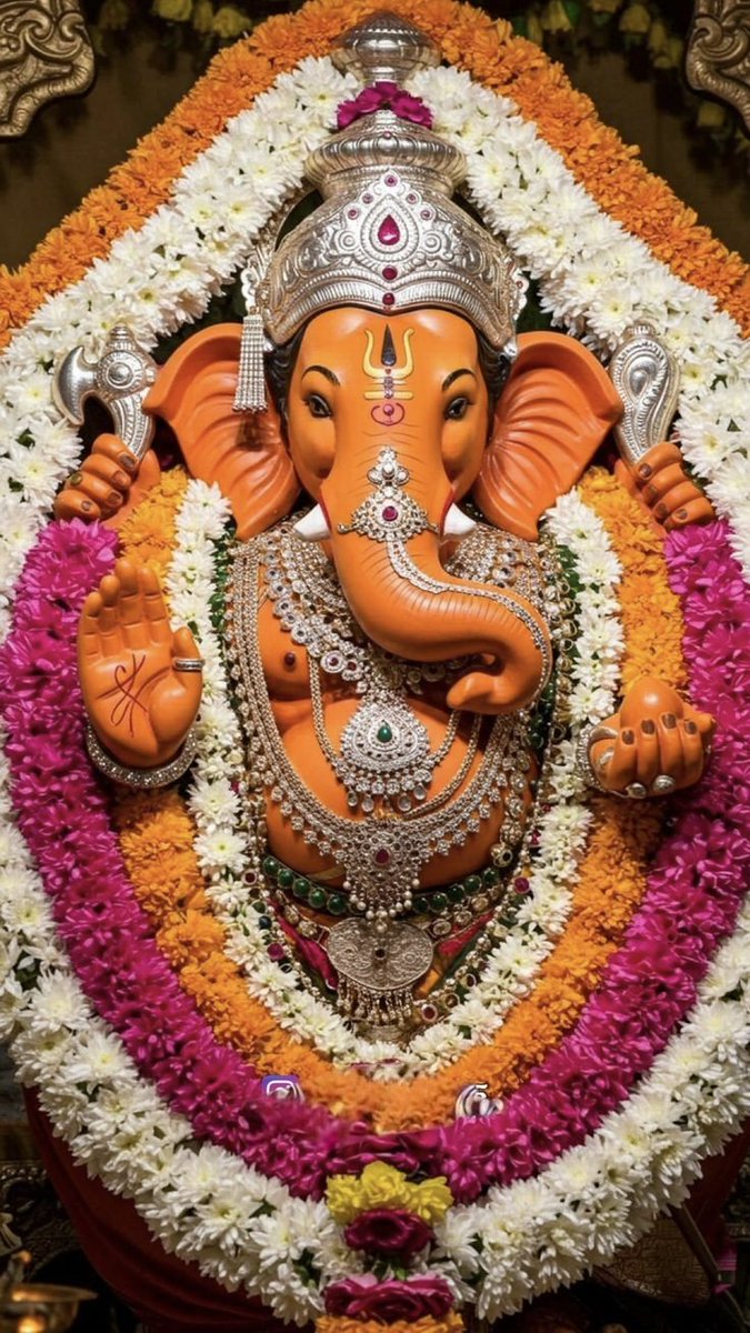 वक्रतुण्ड महाकाय, सूर्यकोटि समप्रभ।
विघ्न विनाशक देवा, नमो श्री गणेश शुभ।
जय श्री गणेश।।

यह श्लोक भगवान श्री गणेश जी की वंदना है, जिसमें उनके स्वरूप, तेज और दिव्यता का भावपूर्ण वर्णन किया गया है। आइए इसे भावनात्मक और विस्तार से समझते हैं:

वक्रतुण्ड महाकाय –
"वक्रतुण्ड" का अर्थ