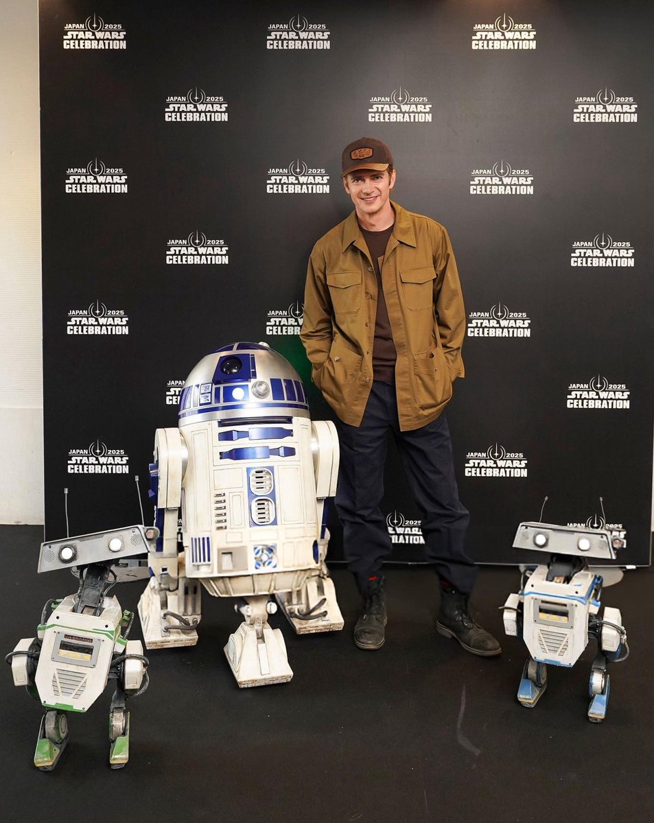 ahsokascloak's tweet photo. HAYDEN AND R2 REUNION!!!!!!!! https://t.co/eRIGW6eDmy