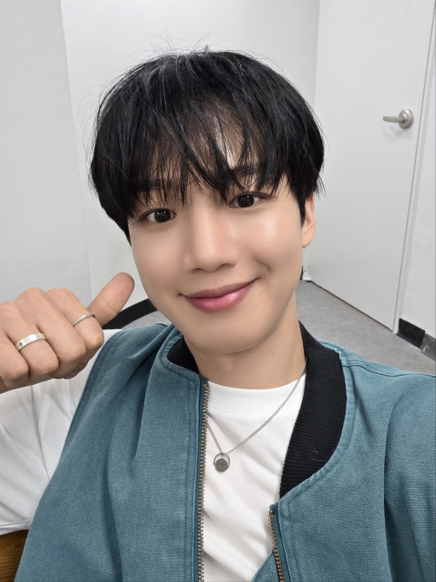 LYM_offcl's tweet photo. [📸] 2025.04.19
점프업 / Counting Stars 팬사인회 🌂💚

#LIMYOUNGMIN #임영민
#OnMyWay #3RD_EP_OnMyWay https://t.co/0udVgWgUya