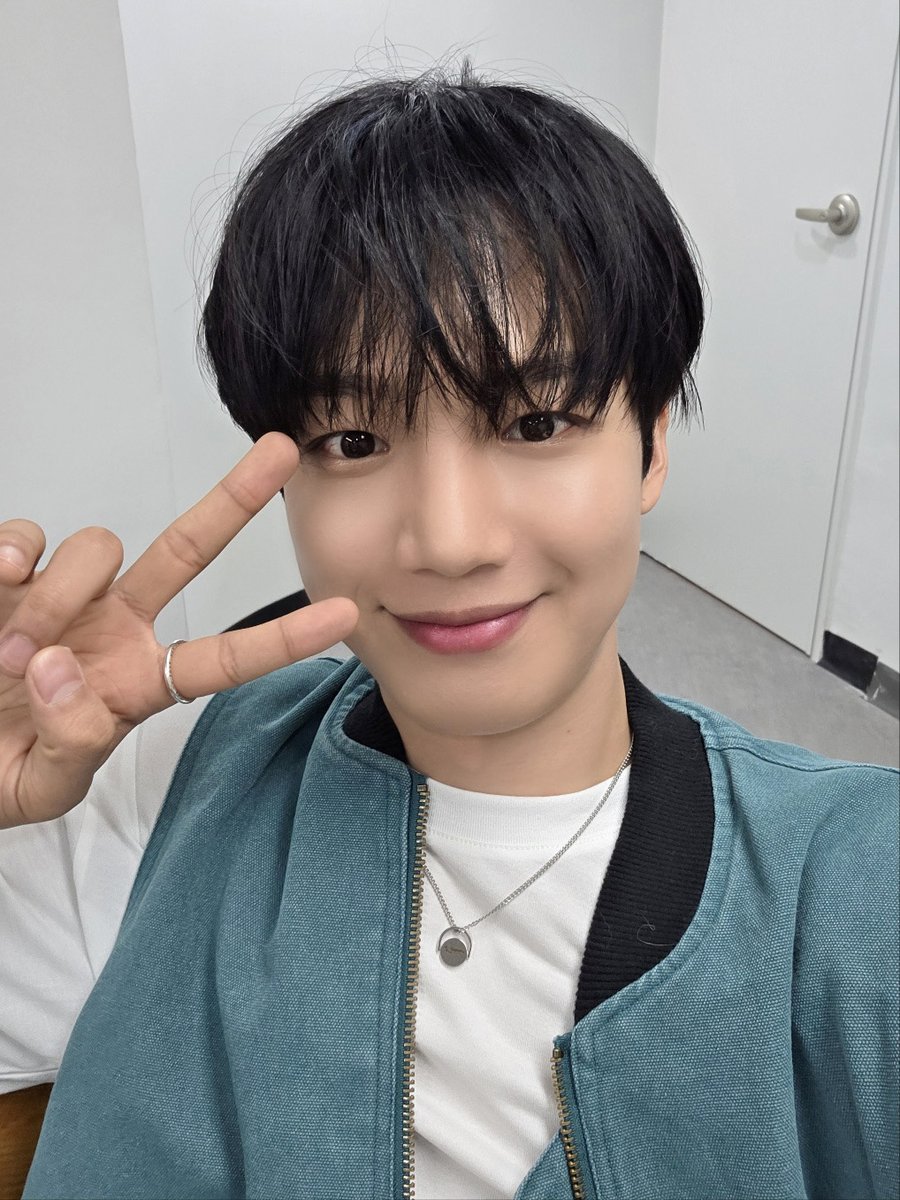 LYM_offcl's tweet photo. [📸] 2025.04.19
점프업 / Counting Stars 팬사인회 🌂💚

#LIMYOUNGMIN #임영민
#OnMyWay #3RD_EP_OnMyWay https://t.co/0udVgWgUya