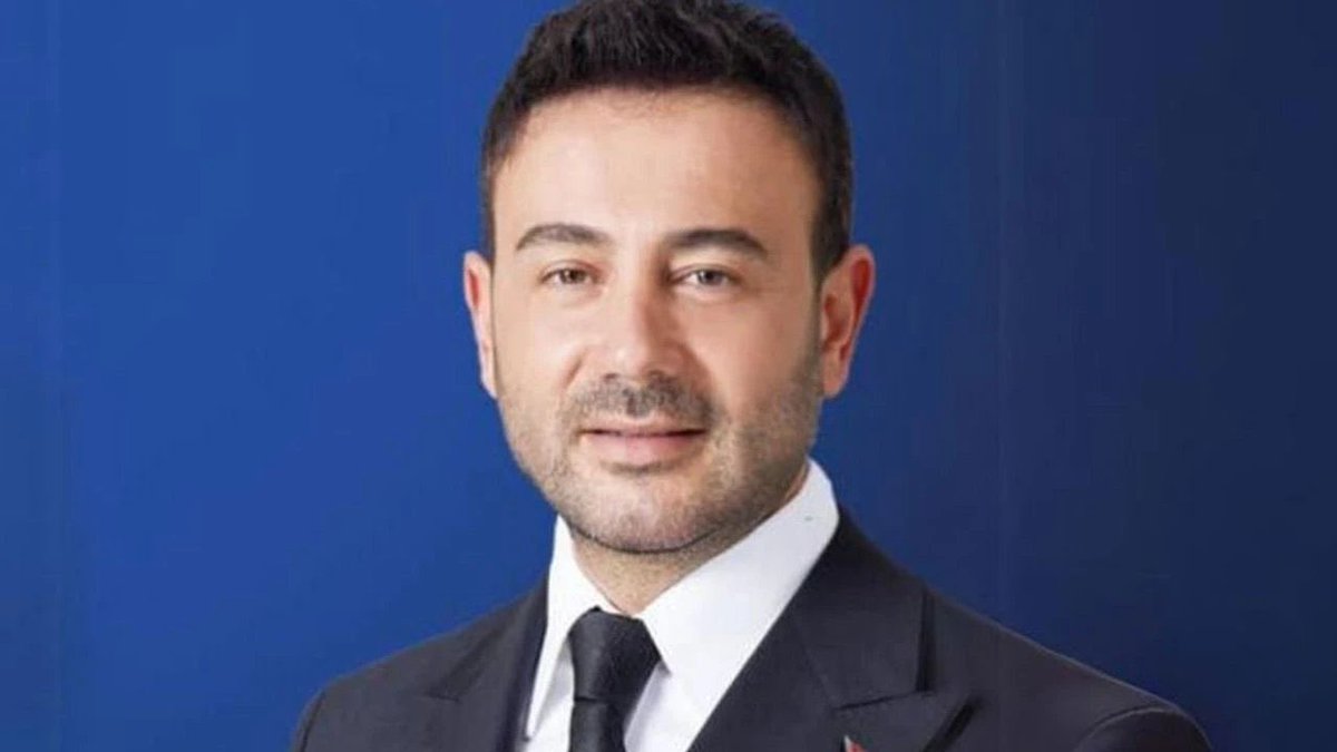 Der Name dieses Mannes: Rıza Akpolat.

Er wurde CHP Bürgermeister der Istanbuler Stadtgemeinde Beşiktaş. Er wurde im Rahmen einer Razzia in Zusammenhang mit Bestechung und Korruption festgenommen.

Doch aus irgendeinem Grund hat die CHP den Namen dieses Mannes seit Monaten nicht