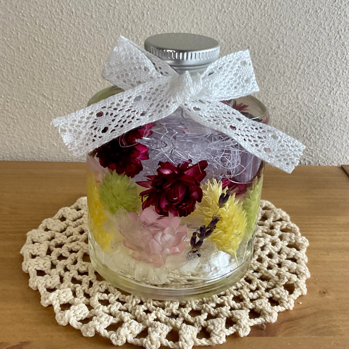 h_ffl1's tweet photo. スタッキングビンのハーバリウム
下にプリザーブドアナベル、上にシサルアサを入れると花が中間どころに納まってくれます。 https://t.co/auImlFvVFO
